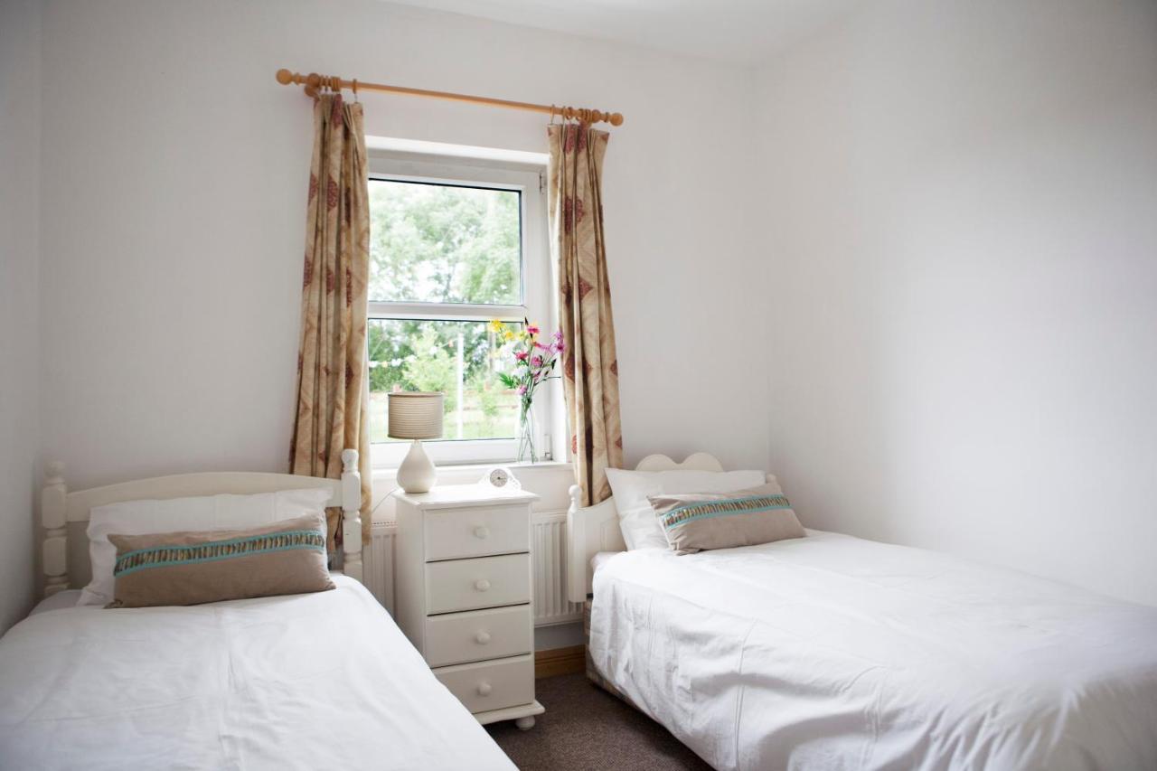 Villa Inviting 4-Bed House In Strokestown Esterno foto