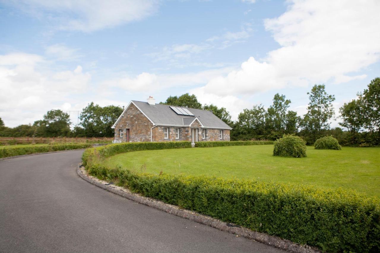 Villa Inviting 4-Bed House In Strokestown Esterno foto