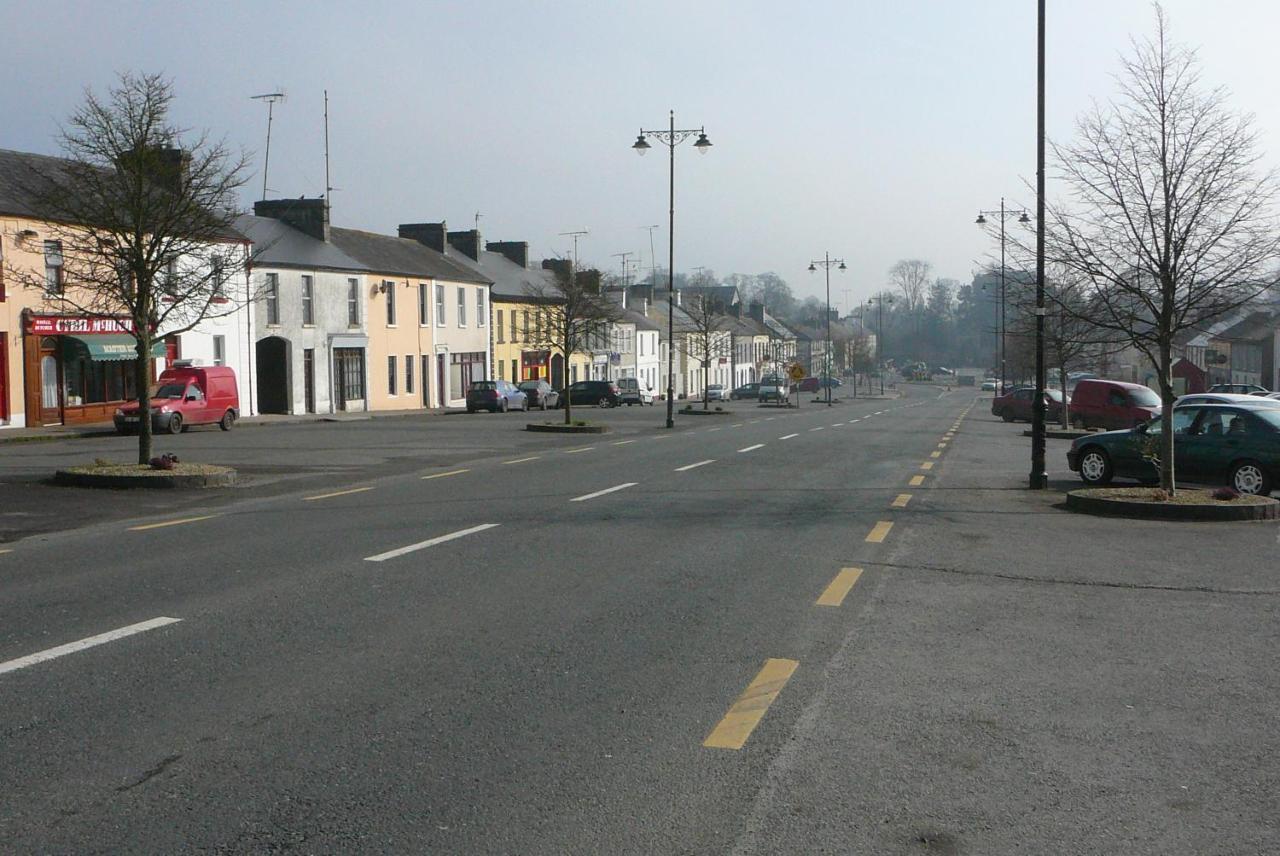 Villa Inviting 4-Bed House In Strokestown Esterno foto